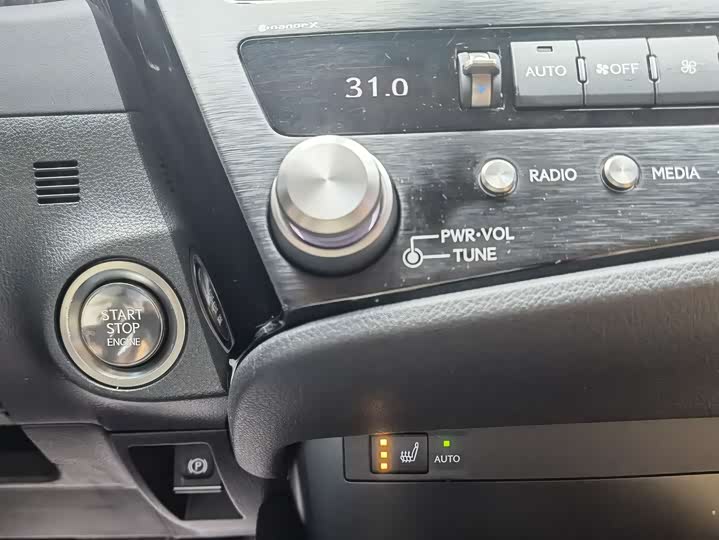 Фото 12 - Lexus ES