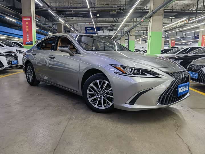 Фото 3 - Lexus ES