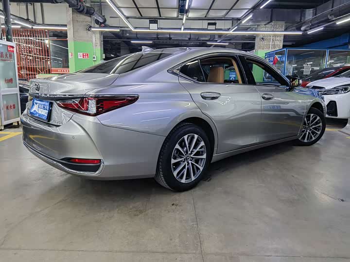 Фото 4 - Lexus ES
