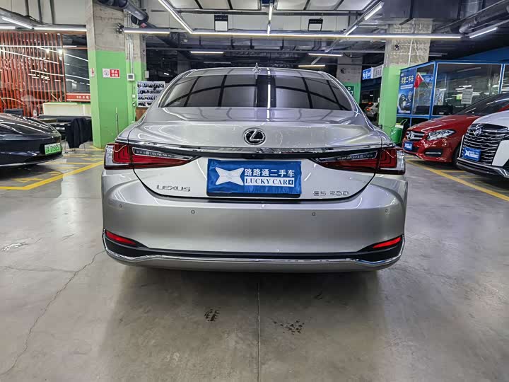 Фото 5 - Lexus ES