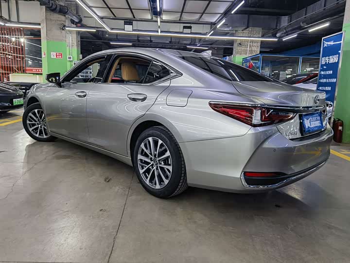 Фото 6 - Lexus ES