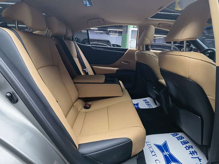 Фото 9 - Lexus ES