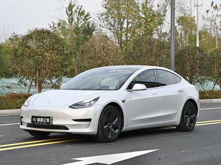 Фото 1 - Tesla Model 3