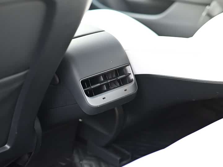 Фото 12 - Tesla Model 3