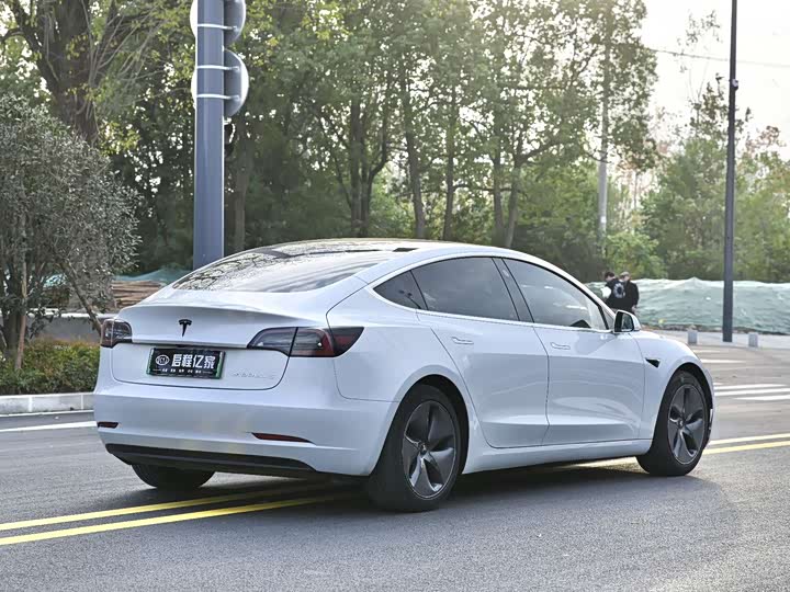 Фото 13 - Tesla Model 3