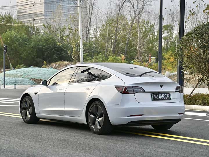 Фото 15 - Tesla Model 3