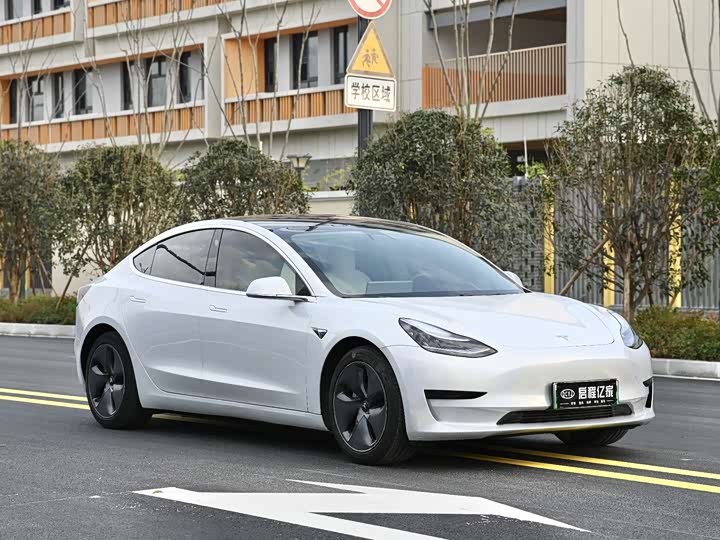 Фото 3 - Tesla Model 3