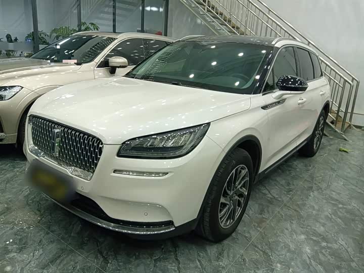 Фото 2 - Lincoln Corsair