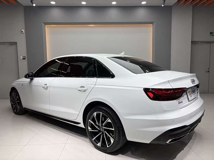 Фото 6 - Audi A4L