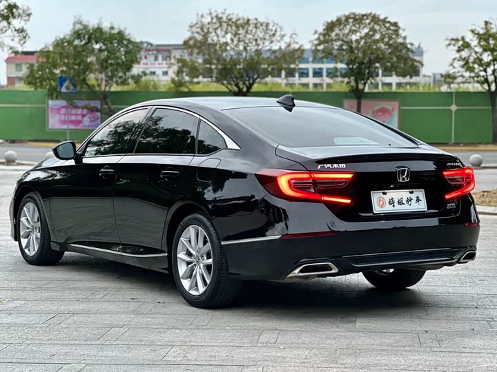 Фото 17 - Honda Accord