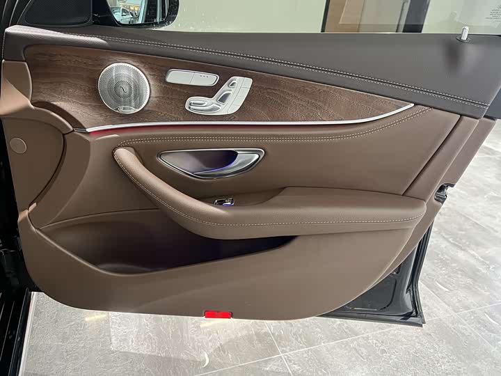 Фото 13 - Mercedes-Benz E-Class