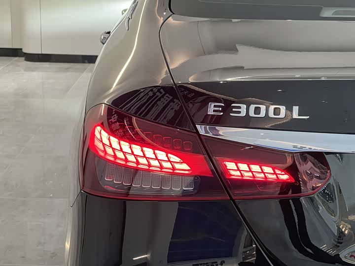 Фото 19 - Mercedes-Benz E-Class