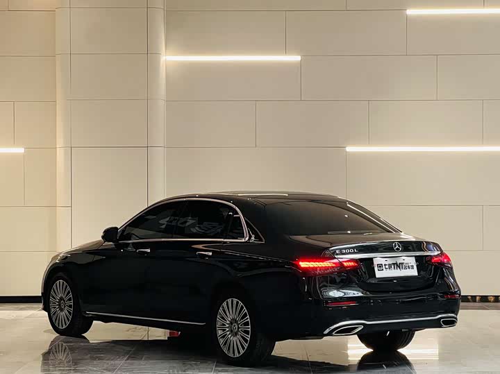 Фото 4 - Mercedes-Benz E-Class