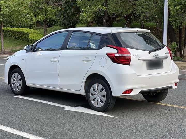 Фото 10 - Toyota Yaris L Hatchback