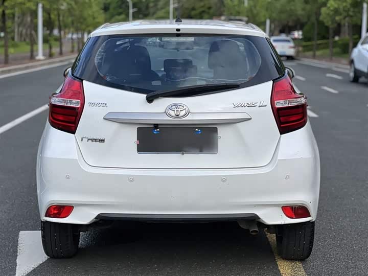 Фото 11 - Toyota Yaris L Hatchback