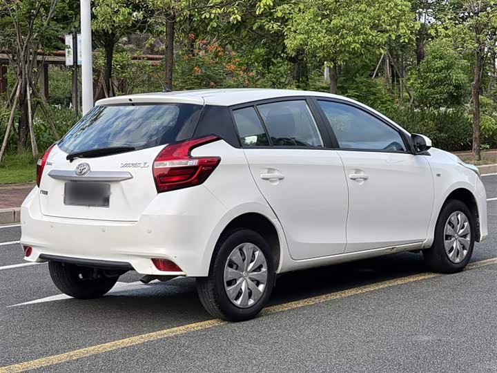 Фото 12 - Toyota Yaris L Hatchback