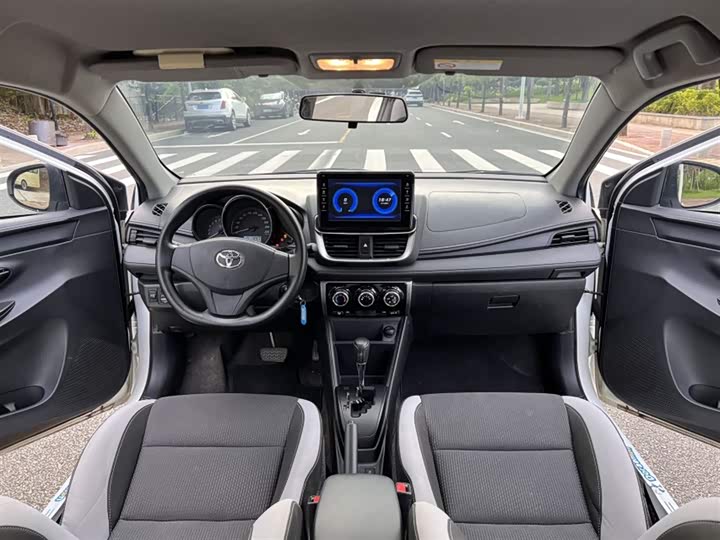 Фото 13 - Toyota Yaris L Hatchback