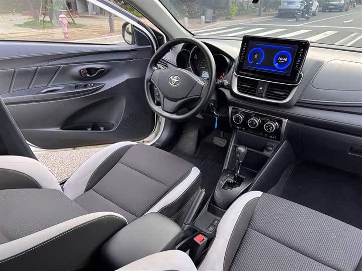 Фото 14 - Toyota Yaris L Hatchback