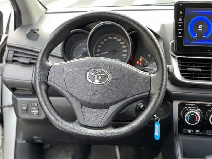 Фото 16 - Toyota Yaris L Hatchback