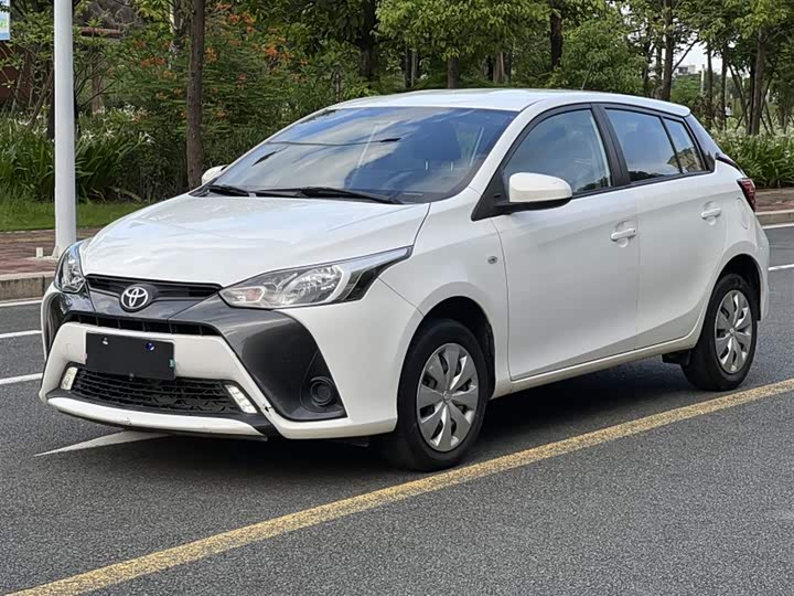 Фото 3 - Toyota Yaris L Hatchback