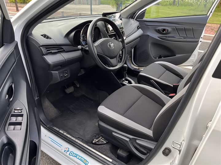 Фото 4 - Toyota Yaris L Hatchback