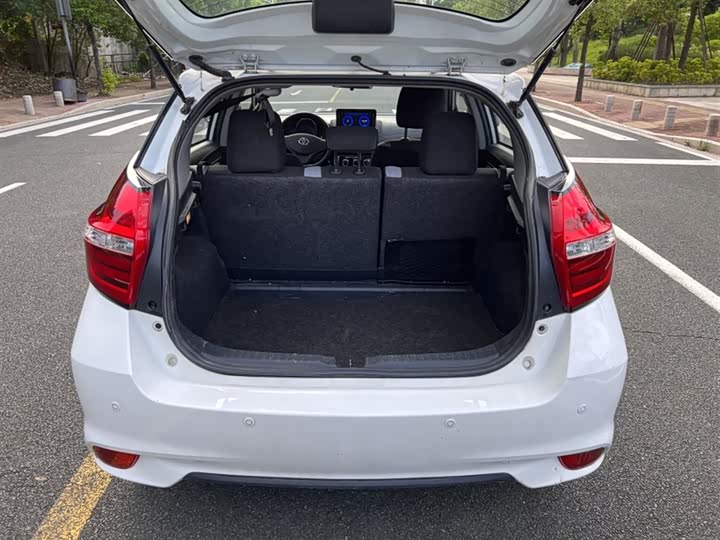 Фото 6 - Toyota Yaris L Hatchback