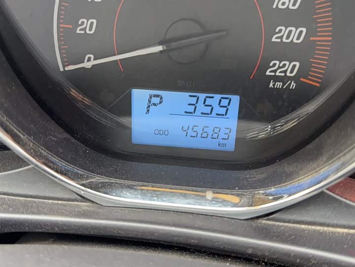 Фото 7 - Toyota Yaris L Hatchback