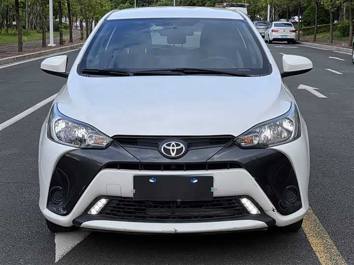 Фото 8 - Toyota Yaris L Hatchback