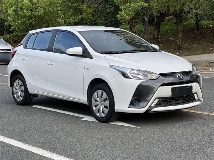 Фото 9 - Toyota Yaris L Hatchback