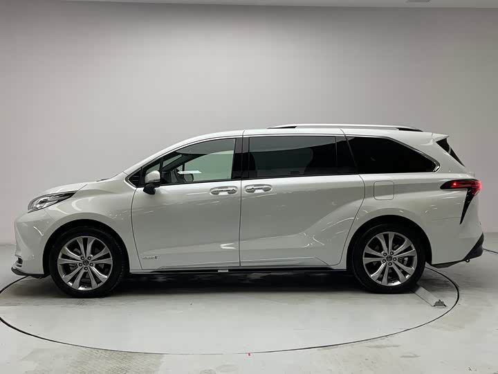 Фото 24 - Toyota Sienna