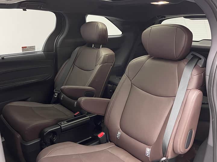 Фото 9 - Toyota Sienna