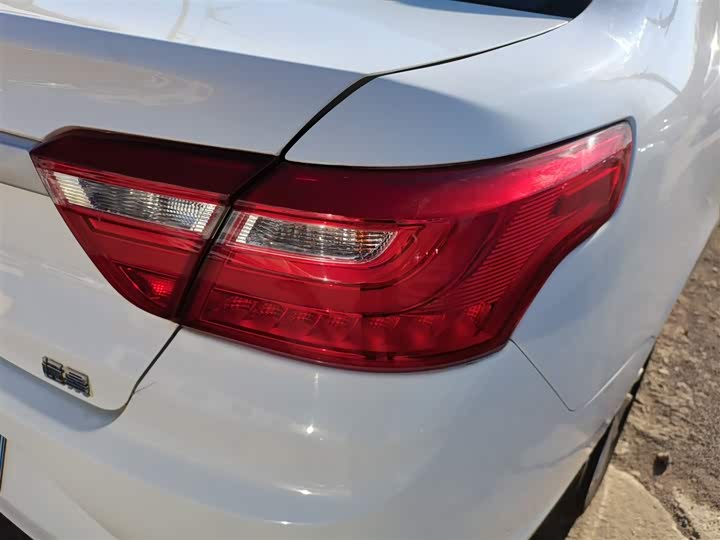 Фото 8 - Geely Vision