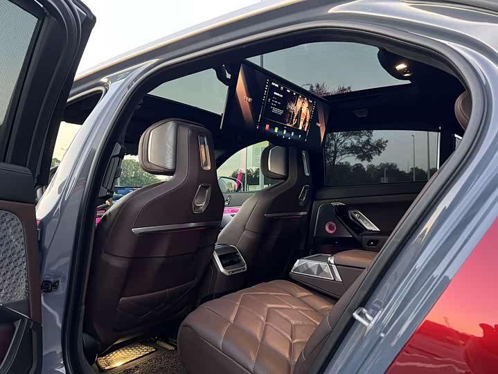 Фото 15 - BMW i7