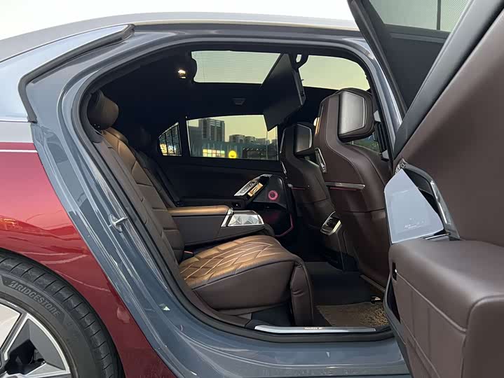 Фото 16 - BMW i7