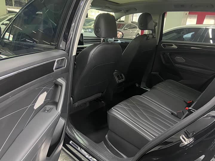 Фото 10 - Volkswagen Tiguan L Pro