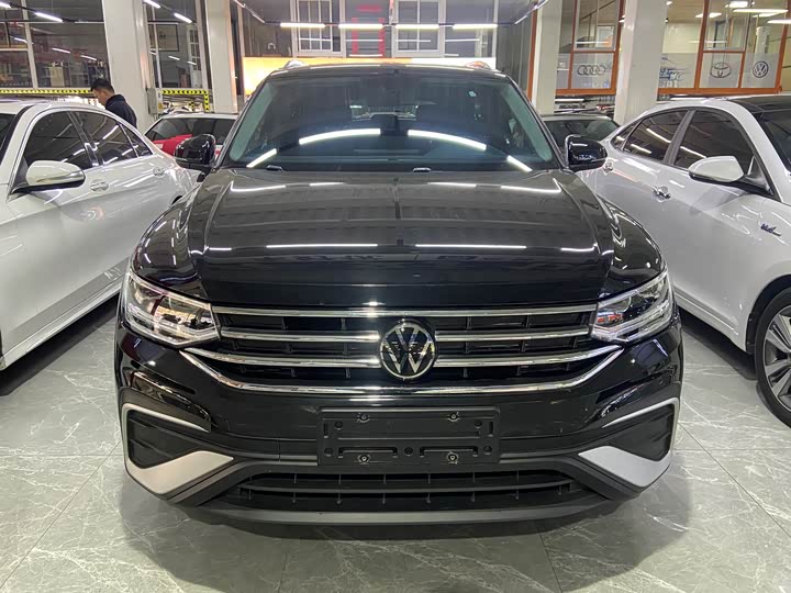 Фото 2 - Volkswagen Tiguan L Pro