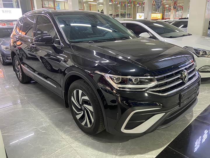 Фото 3 - Volkswagen Tiguan L Pro