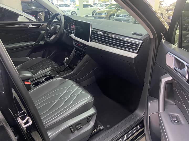 Фото 8 - Volkswagen Tiguan L Pro