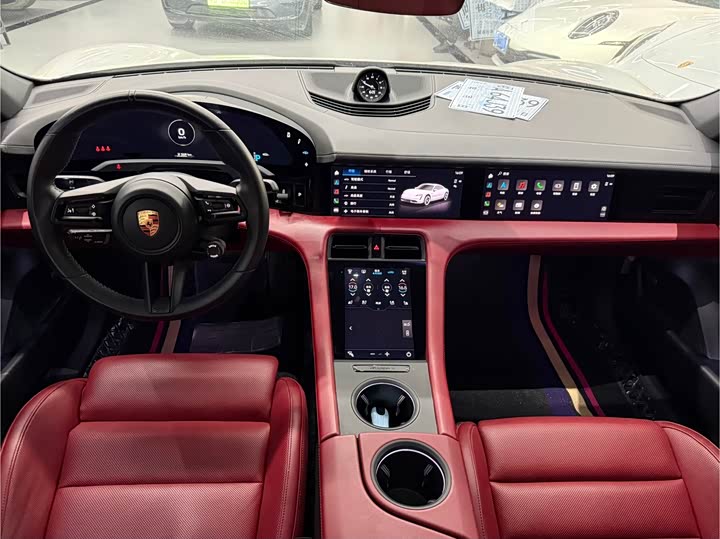 Фото 10 - Porsche Taycan