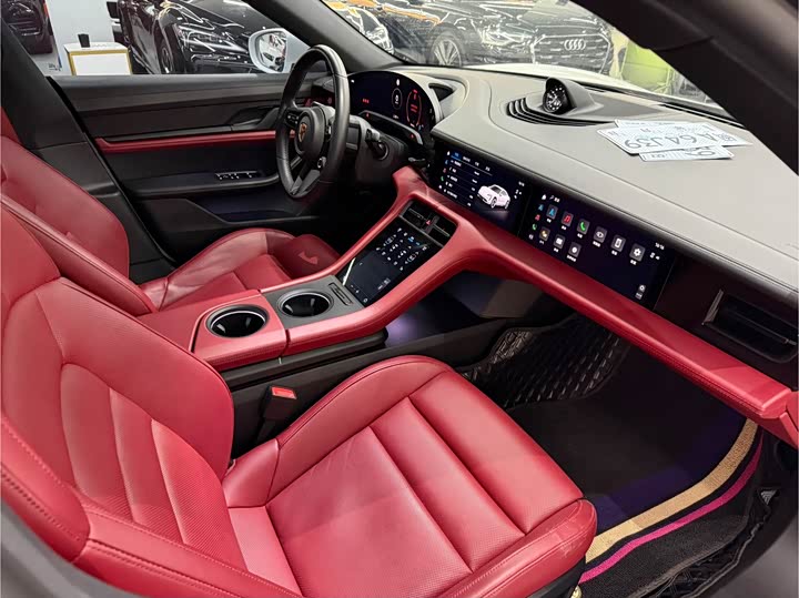 Фото 11 - Porsche Taycan