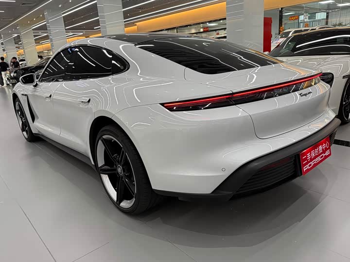 Фото 4 - Porsche Taycan