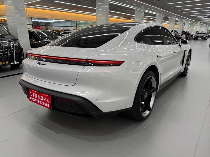 Фото 6 - Porsche Taycan