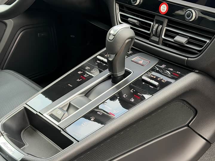 Фото 16 - Porsche Macan