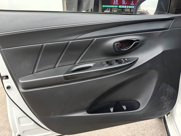 Фото 10 - Toyota Yaris L Hatchback