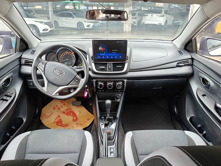 Фото 12 - Toyota Yaris L Hatchback