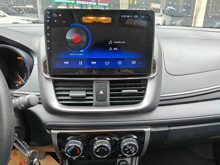 Фото 14 - Toyota Yaris L Hatchback