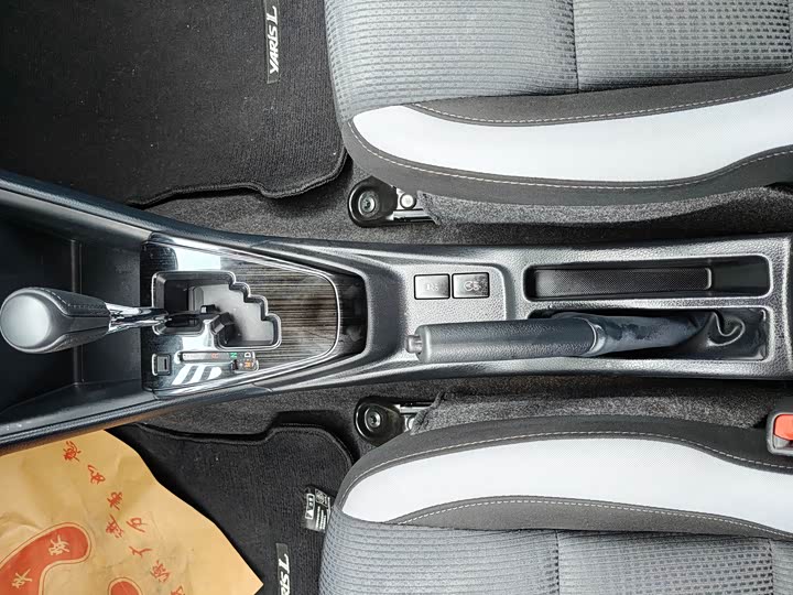 Фото 15 - Toyota Yaris L Hatchback