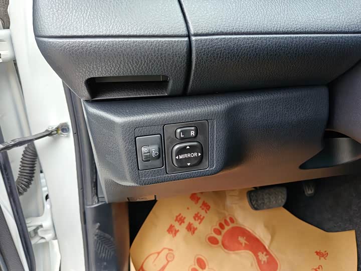 Фото 16 - Toyota Yaris L Hatchback