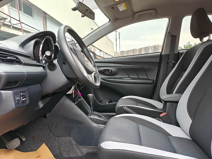 Фото 6 - Toyota Yaris L Hatchback