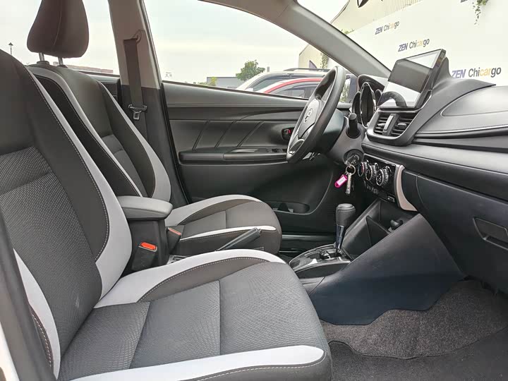 Фото 7 - Toyota Yaris L Hatchback